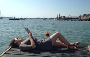 Girl-reading-at-the-beach