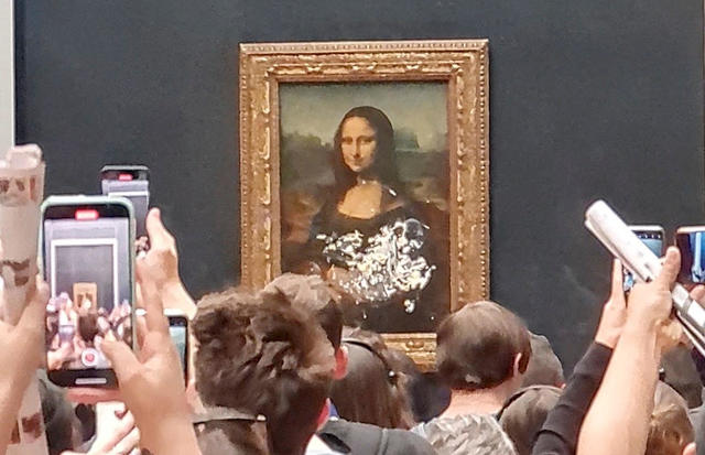Mona Lisa Painting people taking photos of it